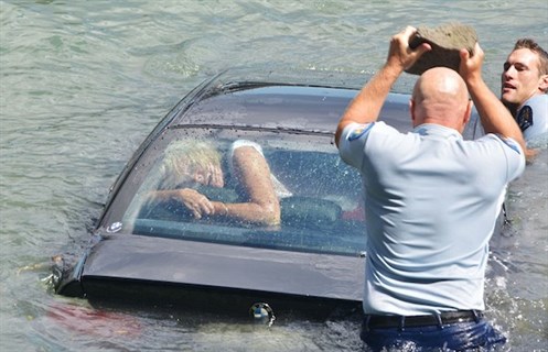 25C0d15700000578 2956559 The Petrified Woman Was Squashed Up Against The Rear Window As T A 41 1424152684613 1