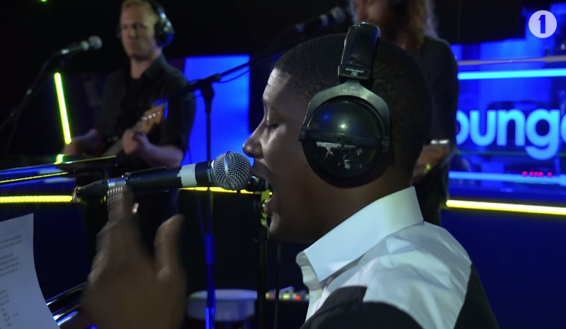 Labrinth's smooth cover of Taylor's 'Shake It Off'