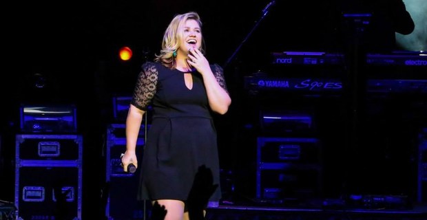 Kelly Clarkson Covers Shake it Off