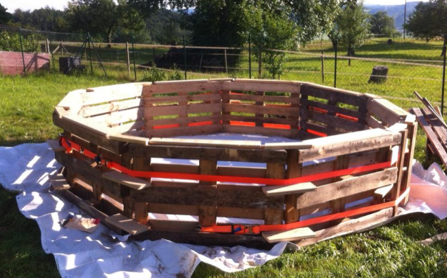DIY- Make Your Own Swimming Pool From 9 Pallets!