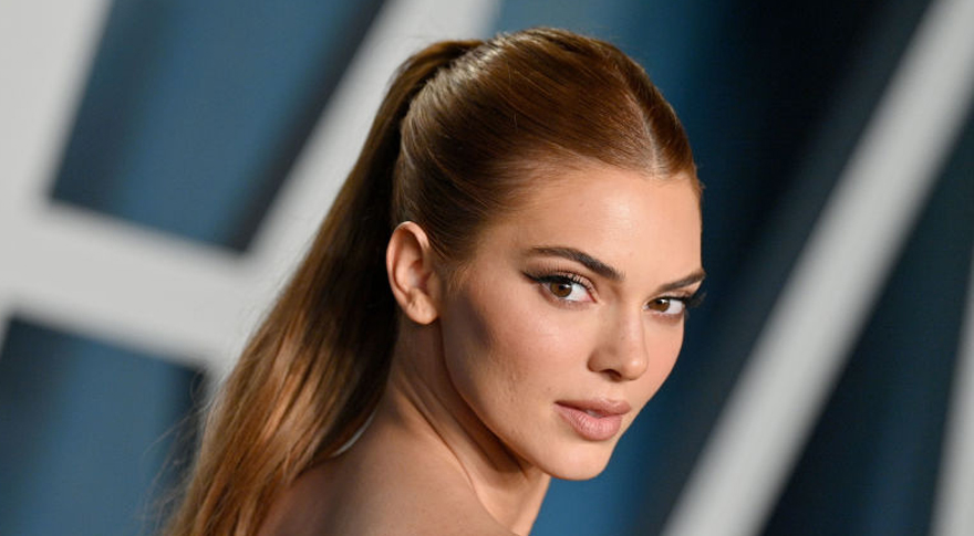 Fans left 'flabbergasted' by Kendall Jenner's bizarre cucumber cutting method