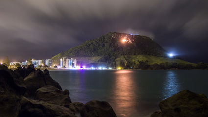 The large scrub fire in Mt Maunganui continues to burn. Photo / Supplied by Gavin Lodge