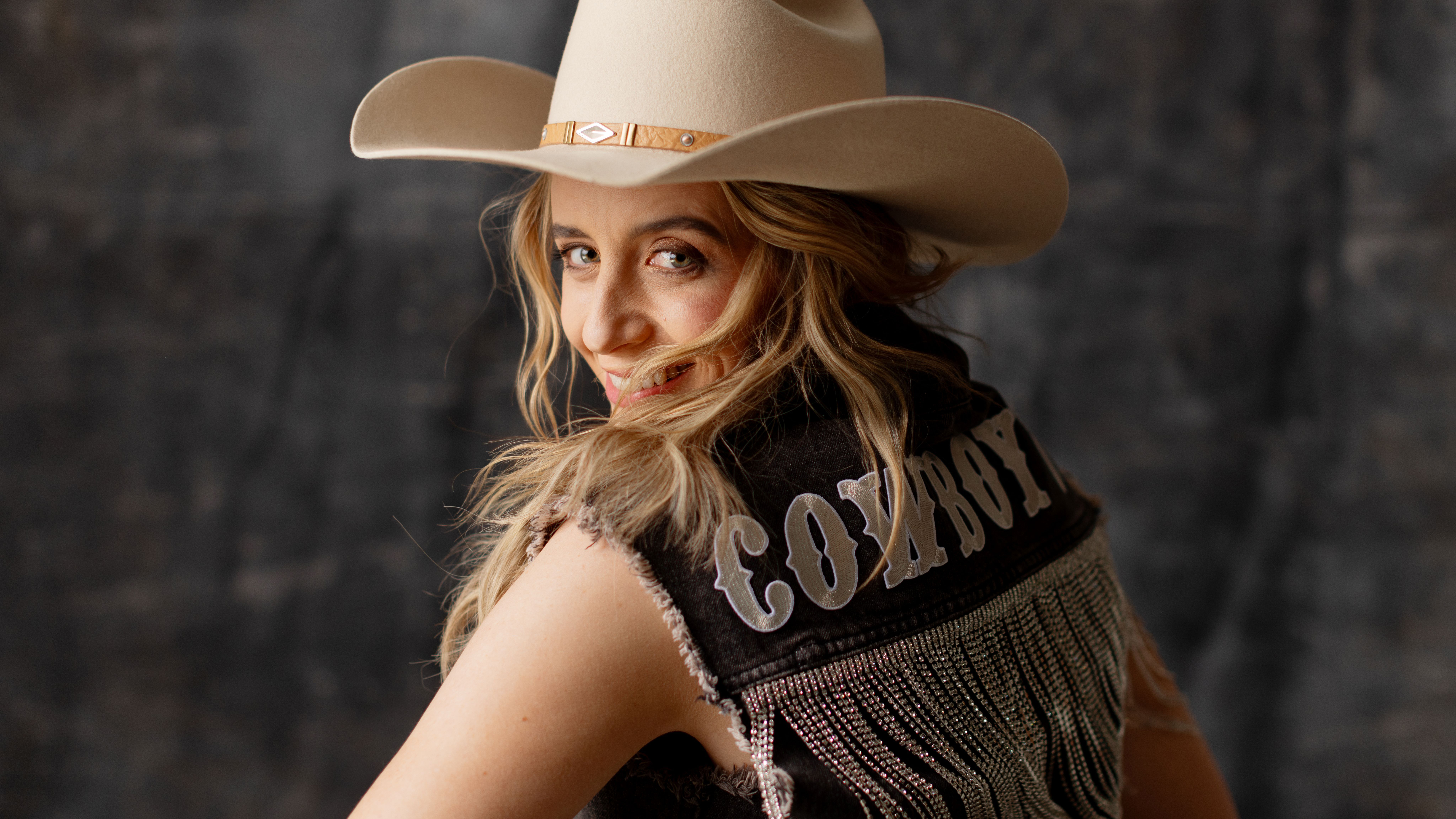 Award-winning artist Kaylee Bell celebrates forever love in new single