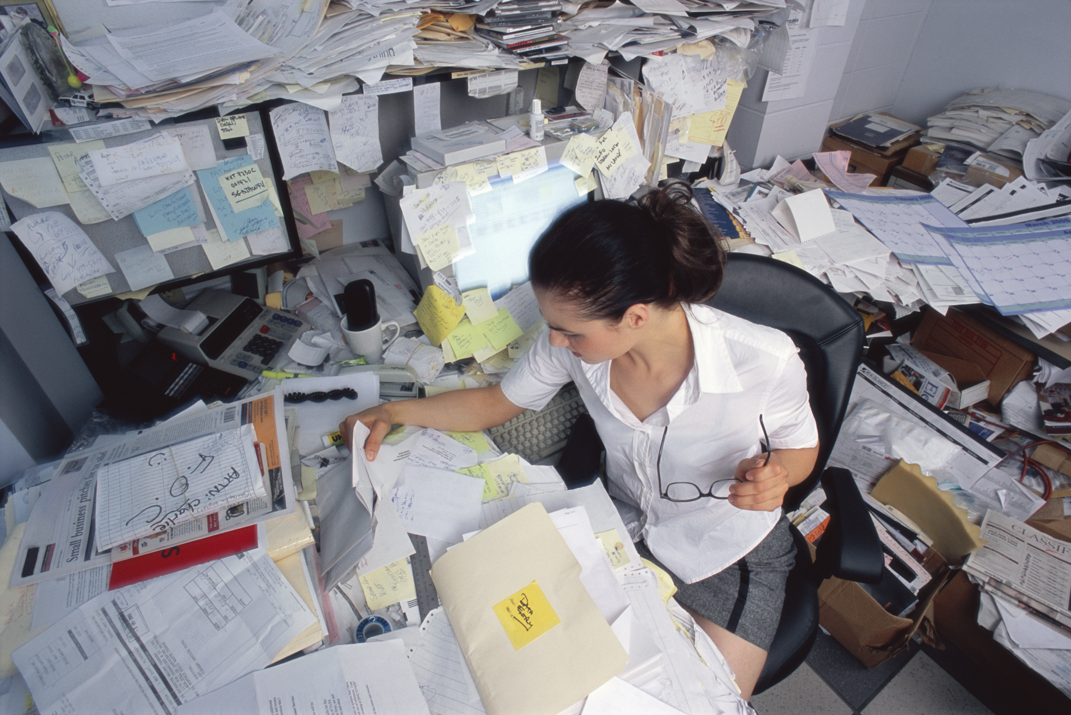 Research Finds Having a Messy Work Desk Could Be a Good Thing