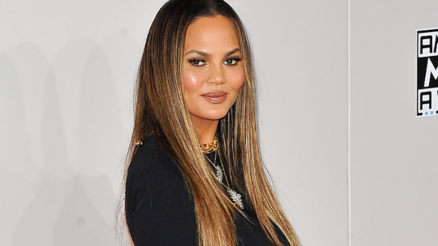 Chrissy Teigen 'apologies' for AMAs wardrobe malfunction