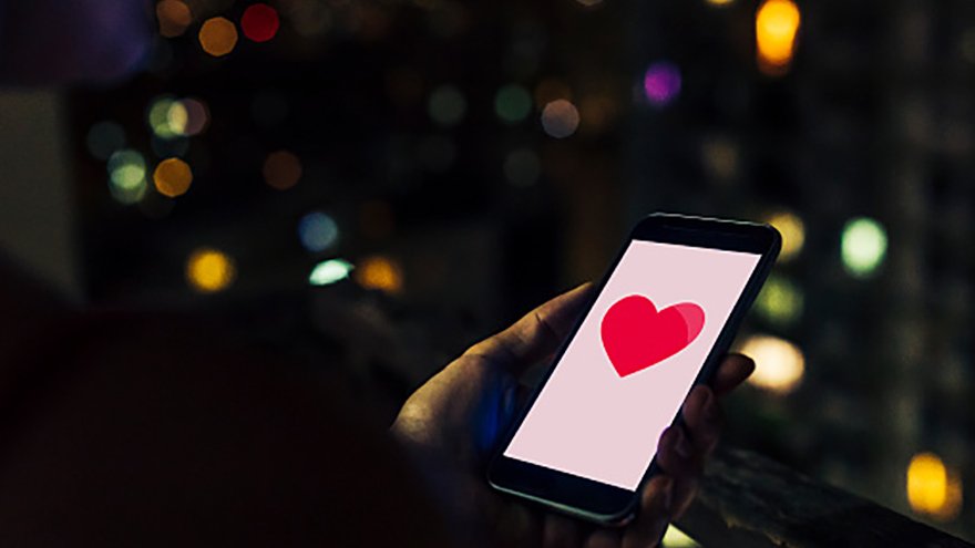 Smartphone apps take online dating on the go