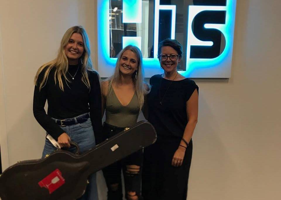 Dunes join Estelle to showcase their new single 'Cowgirl'