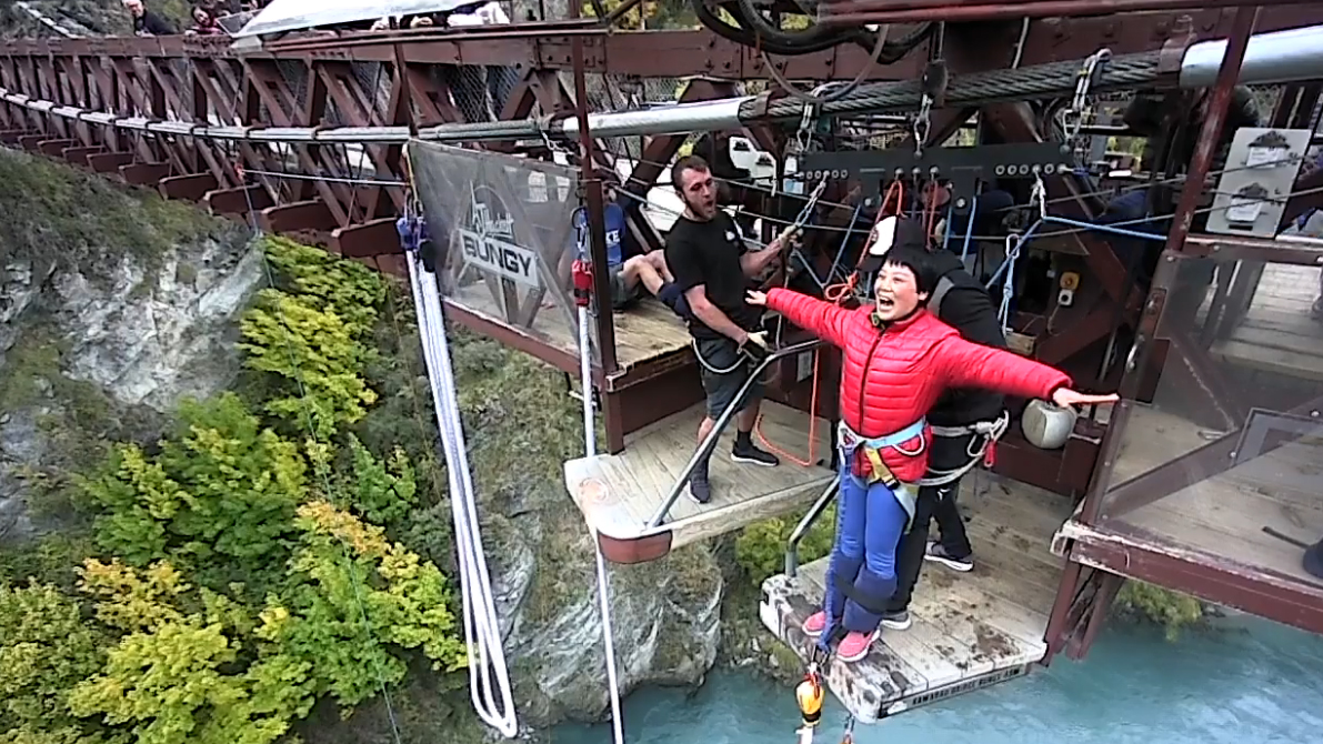 Queenstown tourist hilariously fails to understand that you actually have to jump when bungy jumping