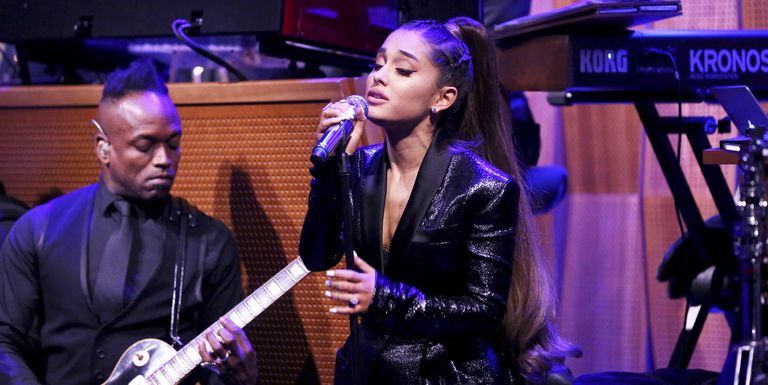 Ariana Grande performs emotional tribute to Aretha Franklin with powerful cover of 'Natural Woman'