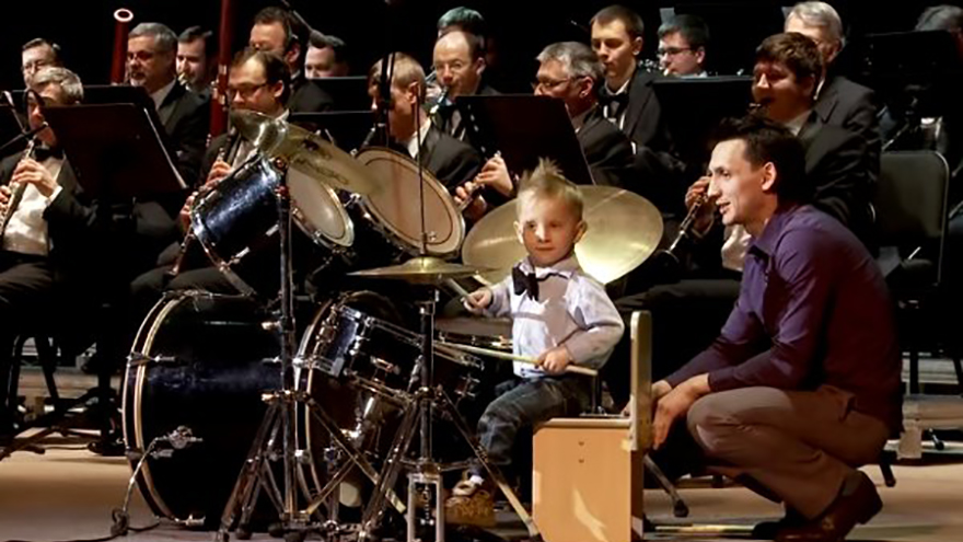 Three-year-old drummer wows while leading an entire Russian orchestra!