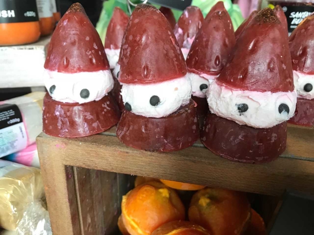 Little Santa soaps that smell like strawbs and cream! Deeeelightful