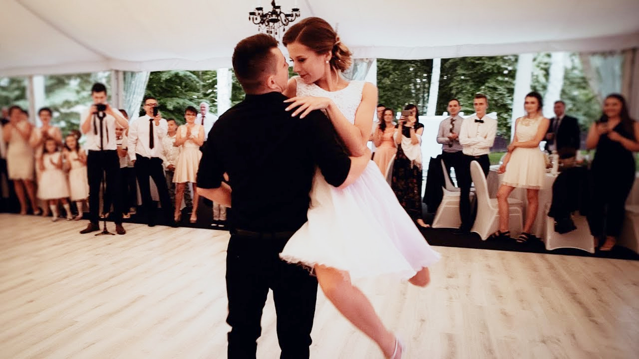 Newlyweds surprise their wedding guests with EPIC 'Dirty Dancing' first dance!