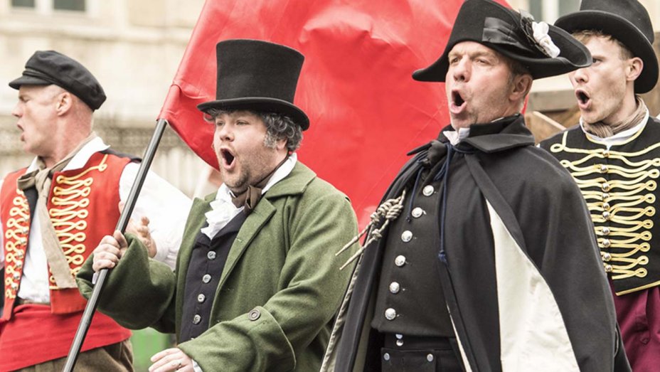 James Corden stops traffic in Paris with hilarious street performance of 'Les Misérables'