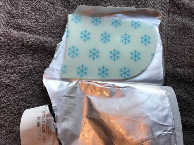 Looks somewhat like a sanitary pad...feels like a wet, cool gel covered piece of sheet