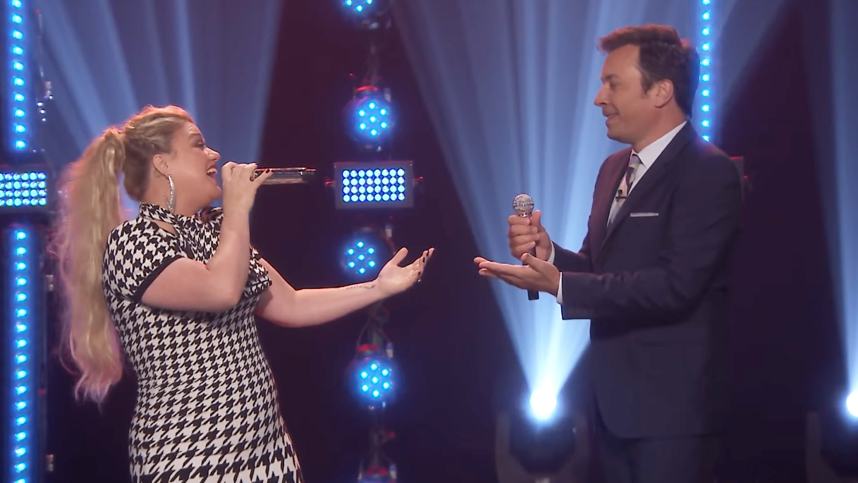 Watch Kelly Clarkson kill it during Jimmy Fallon's 'Beat Battle' with her stunning voice