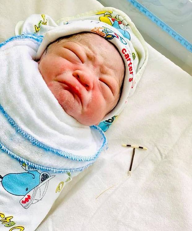 Jawdropping photo of a newborn baby holding his mother�s