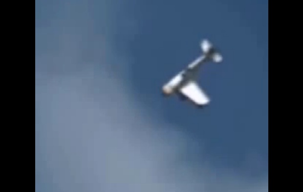 Plane loses wing at airshow!