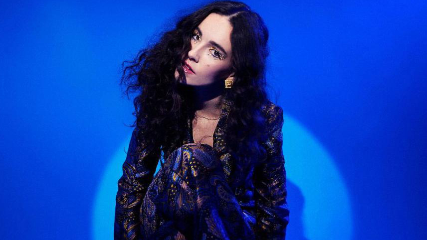 Kiwi singer Robinson is back with her stunning new single, 'Nirvana'!