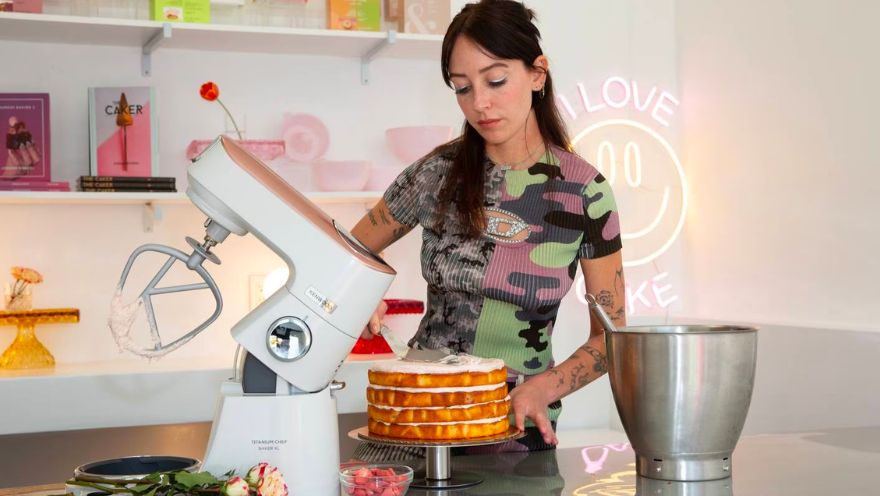 The Caker Jordan Rondel gives Jono and Ben baking advice for their Cakeathon