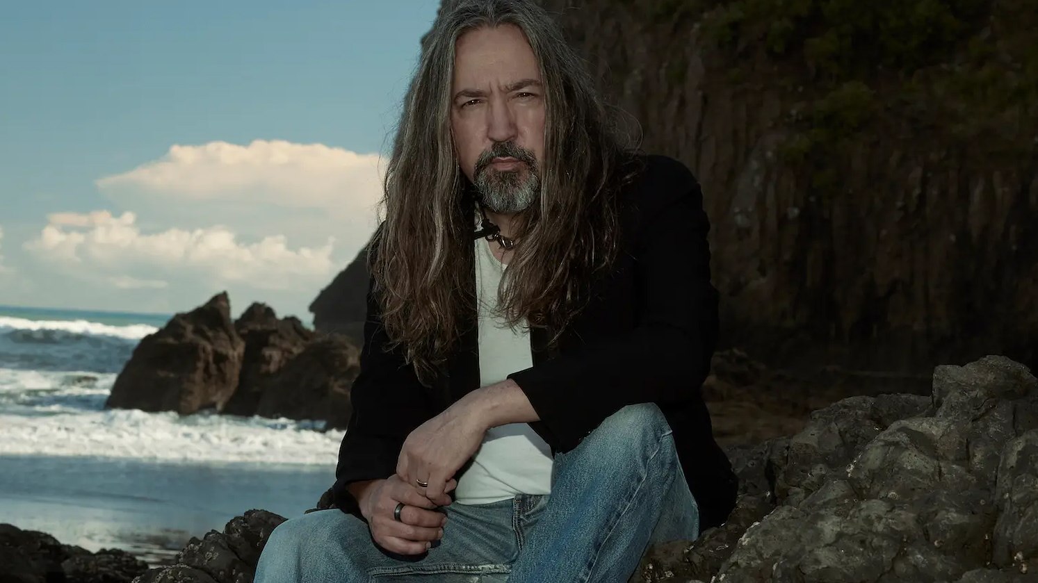 Jon Toogood is back with brand new song 'Lost In My Hometown'