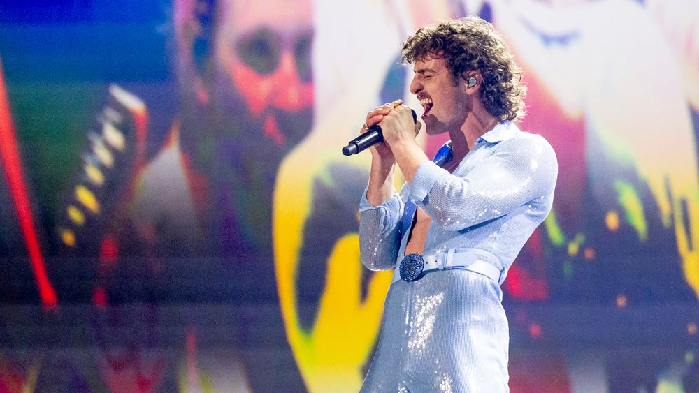 Benson Boone gets his suit torn off during Grammys performance