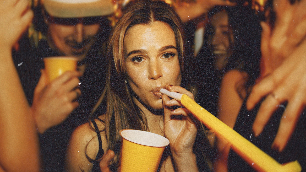 Kiwi popstar Cassie Henderson is back with her new single 'Lemonade'