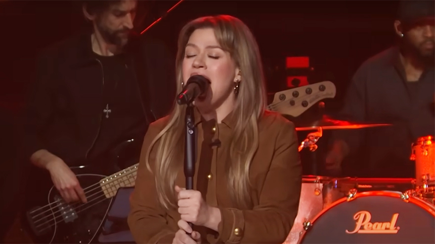 Watch: Kelly Clarkson just covered a Kiwi artist on 'Kellyoke' and we are obsessed!