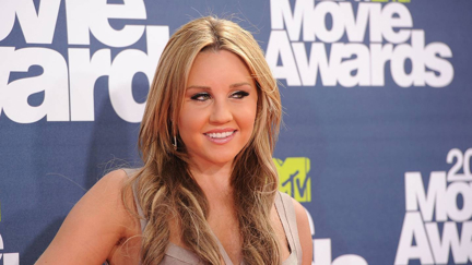Noughties star Amanda Bynes is unrecognisable after having eyelid surgery