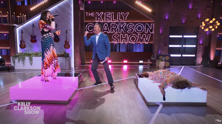Watch the hilarious moment Anne Hathaway destroys Kelly Clarkson at her own song