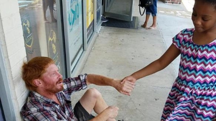 Six-yr-old Gives Crying Homeless Man Her Pocket Money