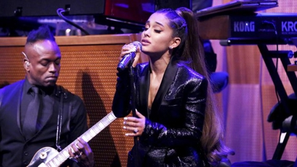 Ariana Grande performs emotional tribute to Aretha Franklin with powerful cover of 'Natural Woman'
