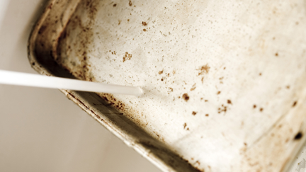This super simple trick for cleaning baking trays will change your life!