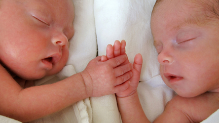 Mum forced to hand over twin babies after 'heartbreaking' IVF mix-up