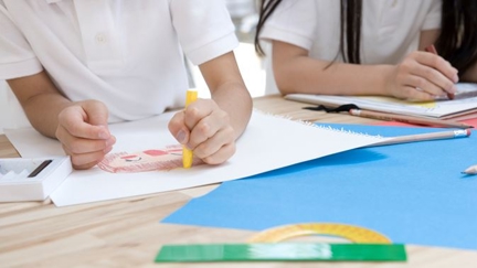 Psychologists explain how left-handed people are different those that are right-handed