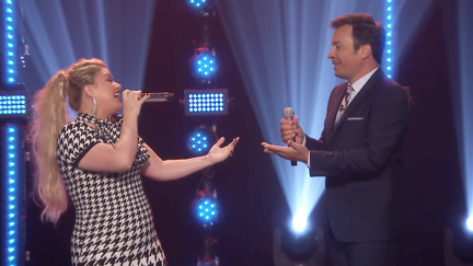 Watch Kelly Clarkson kill it during Jimmy Fallon's 'Beat Battle' with her stunning voice