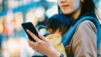 Mum hits back at stranger who 'mum-shamed' her for being on her phone while out with her toddlers