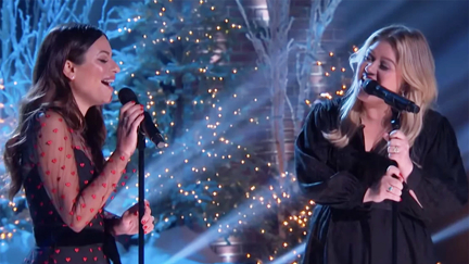 Kelly Clarkson and 'Glee' star Lea Michele perform magical duet of 'A White Christmas'