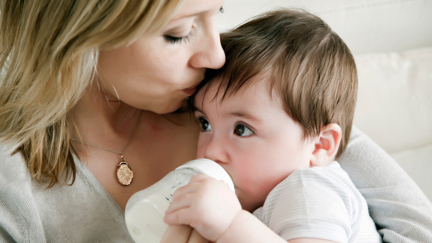 Kiwi mum opens up to Laura McGoldrick about getting judged for bottle feeding her baby