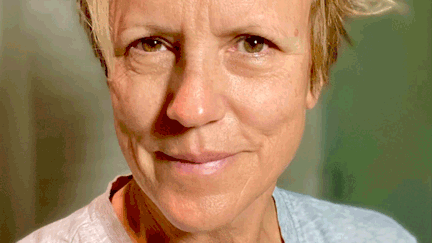 Hilary Barry wins over Kiwi hearts with makeup-free bed hair selfie