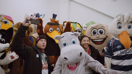 Watch the epic moments from The Hits' mascot race at the Warriors' game