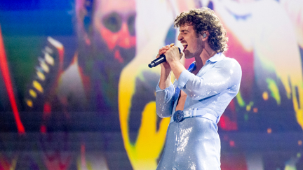 Benson Boone gets his suit torn off during Grammys performance