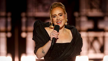 Adele collapses in the middle of her Las Vegas concert