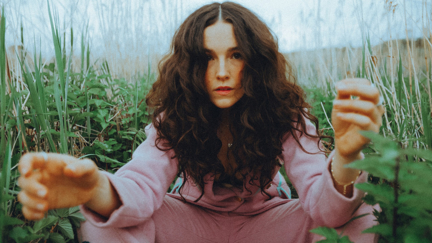 Kiwi singer Robinson returns with a dreamy and heartfelt pop song ‘Regardless’